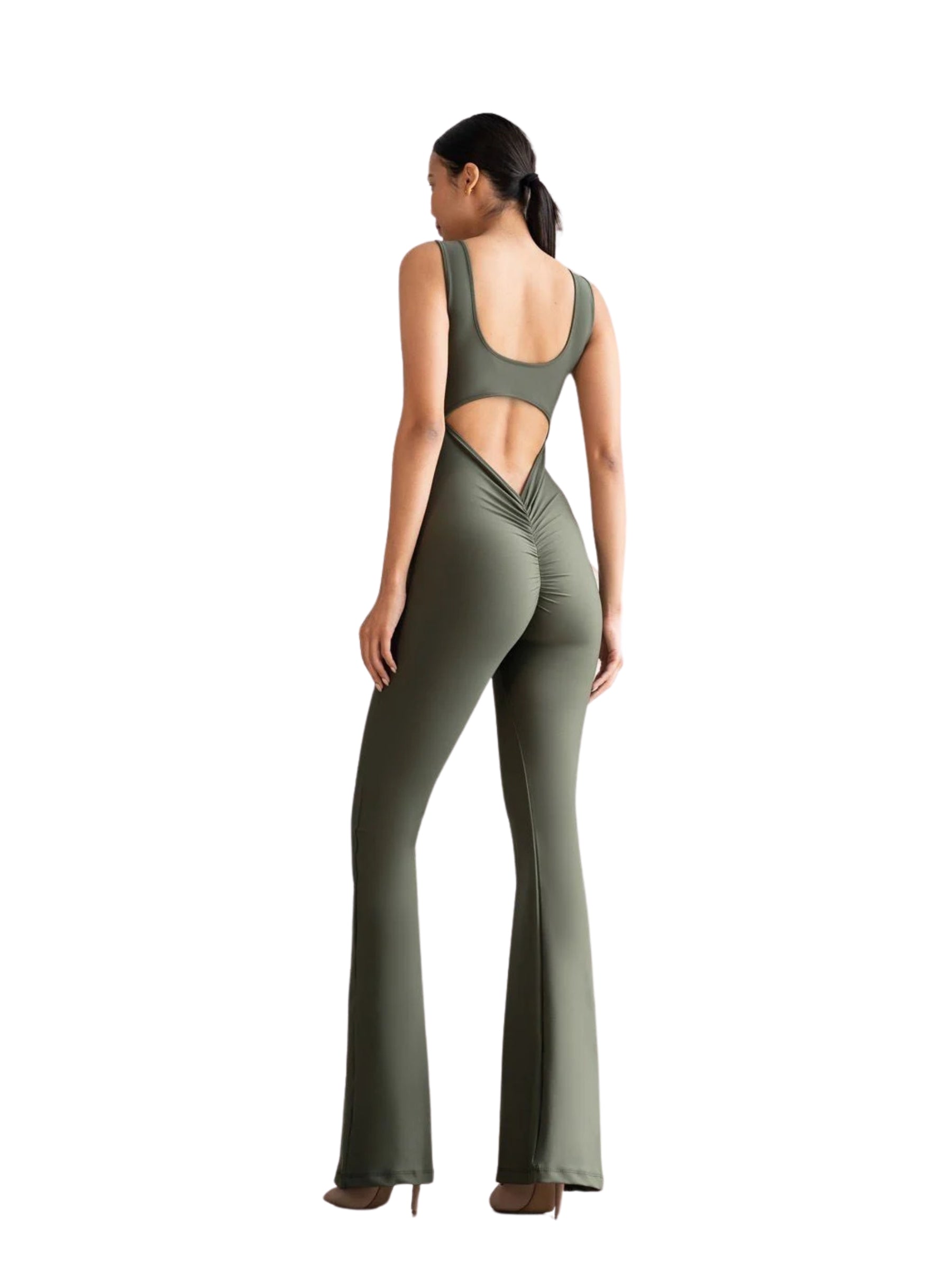 Frau in Lisminas 1503 Spanish Scrunch Butt Jumpsuit, khaki, ärmellos, ausgestellte Beine, steht in High Heels.